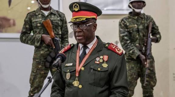 Líder da transição na Guiné Bissau assina a própria promoção a