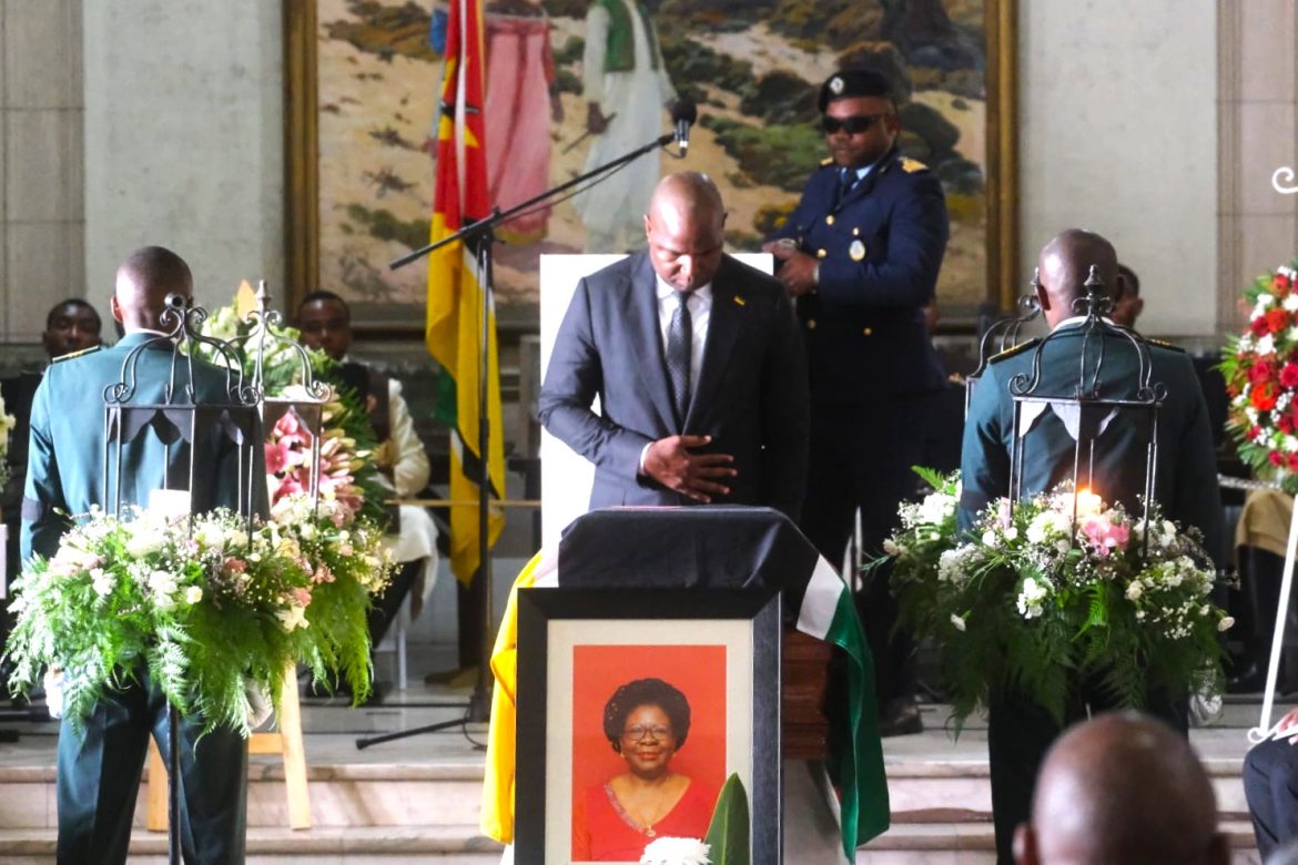 “Luísa Diogo marca a história de Moçambique”, diz PR