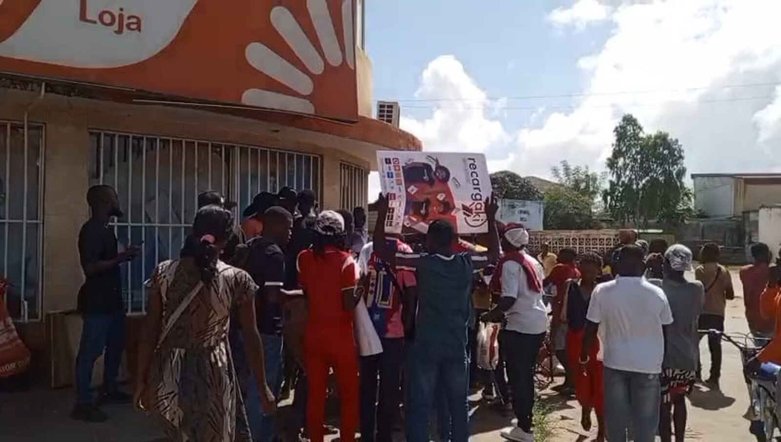 Marcha contra aprovação da taxa de 10% escala cidade da