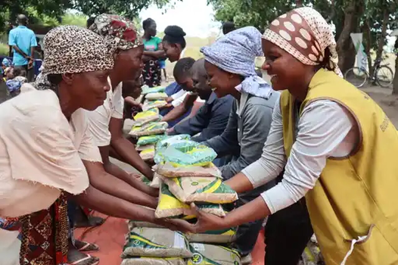 Fundação de Tzu Chi Moçambique doa sementes para famílias afectadas