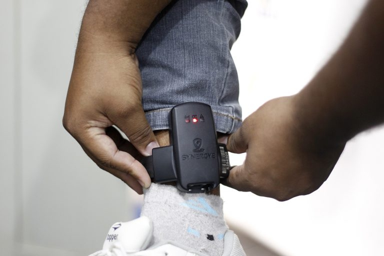 Inicia teste de pulseiras eletrónicas para combater sobrelotação nas prisões
