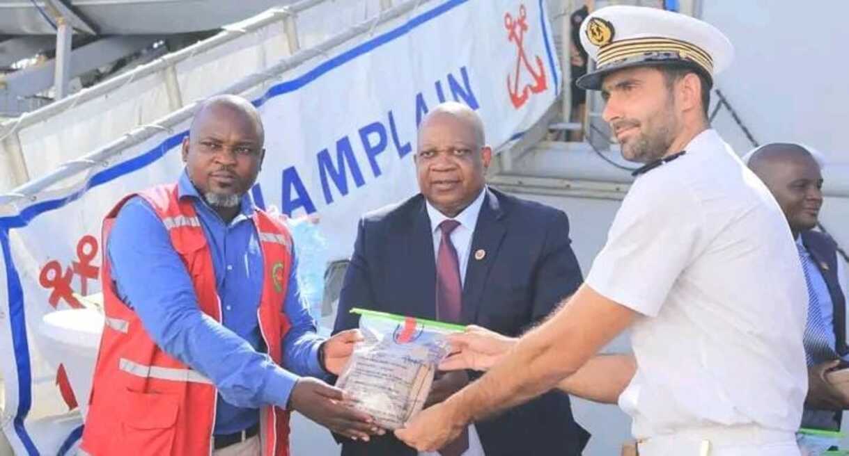 Marinha de guerra francesa entrega ajuda humanitária em Sofala para