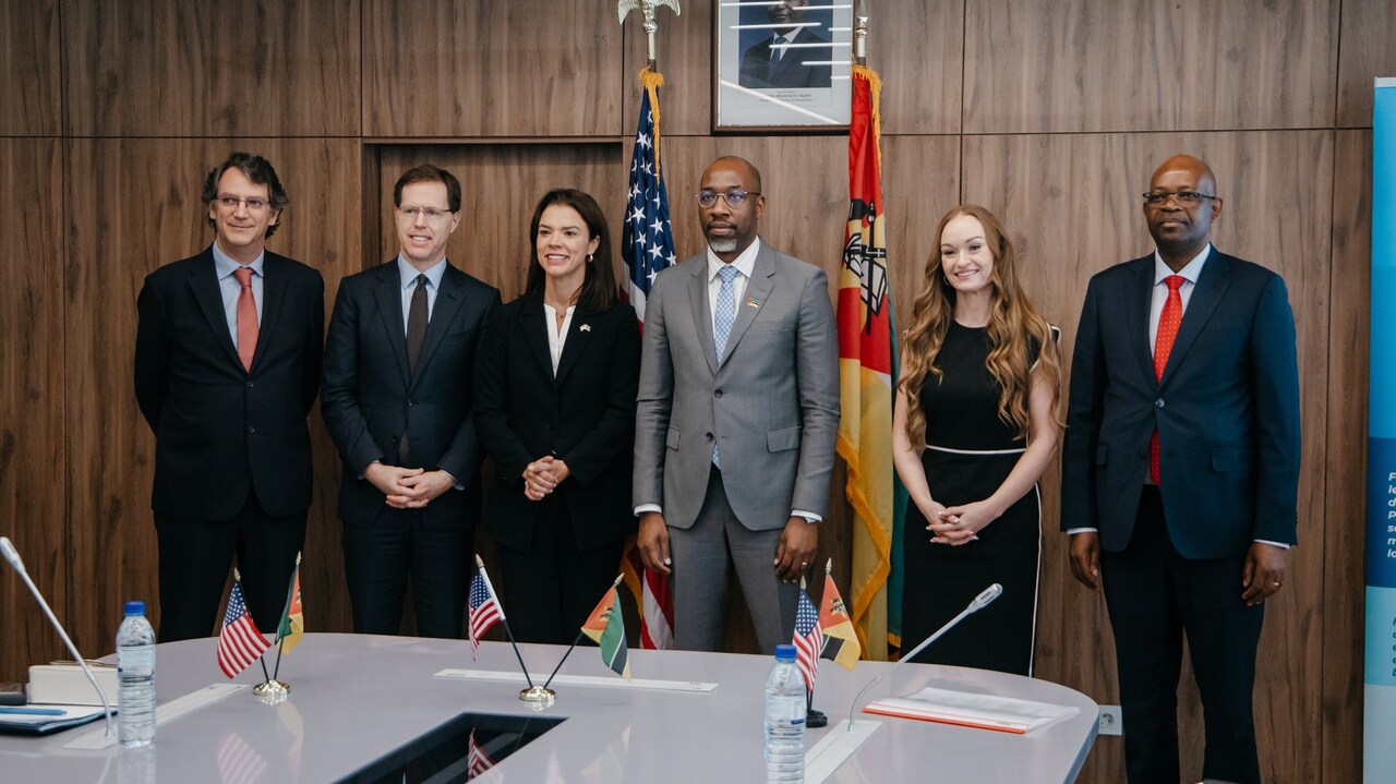Moçambique e EUA assinam acordo para construção de mais de