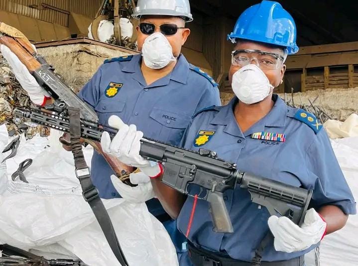 Polícia sul africana destrói mais de 13 mil armas e peças