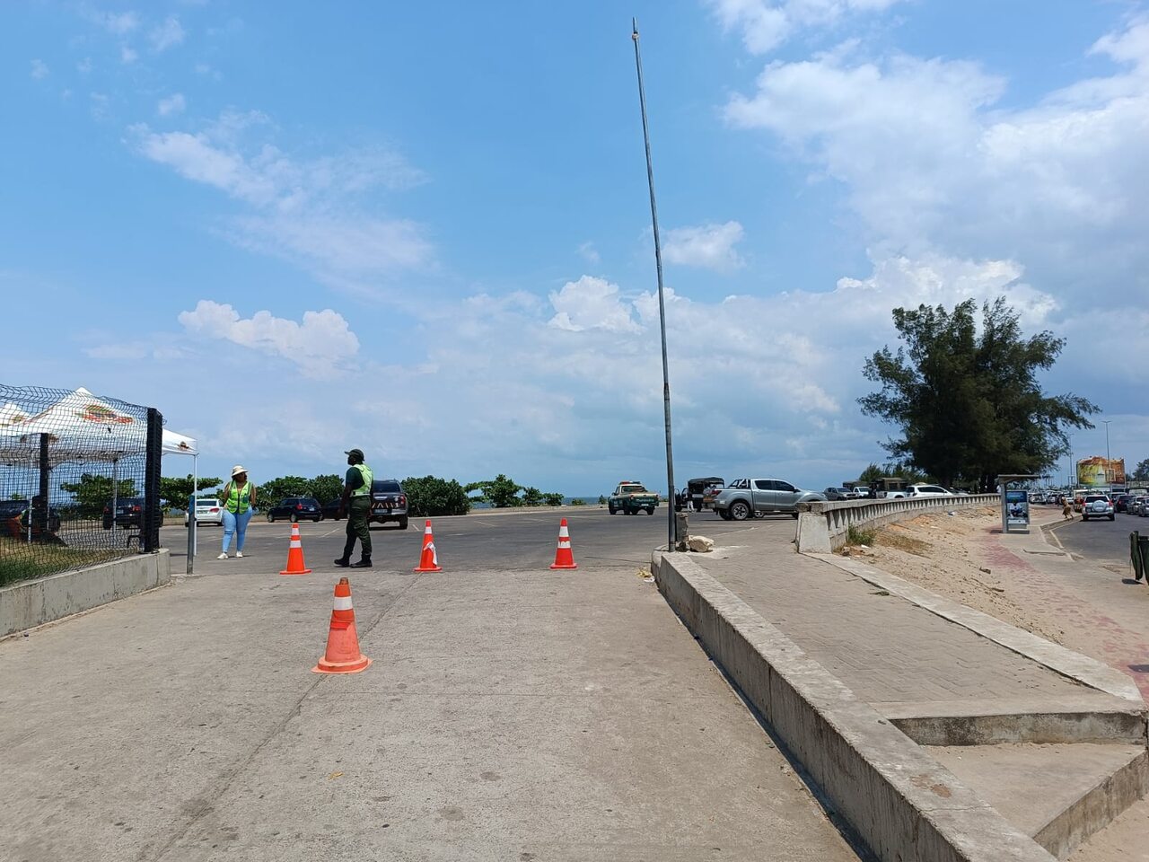 Privatizar? Maputo introduz cancela no estacionamento público anexo ao Mercado
