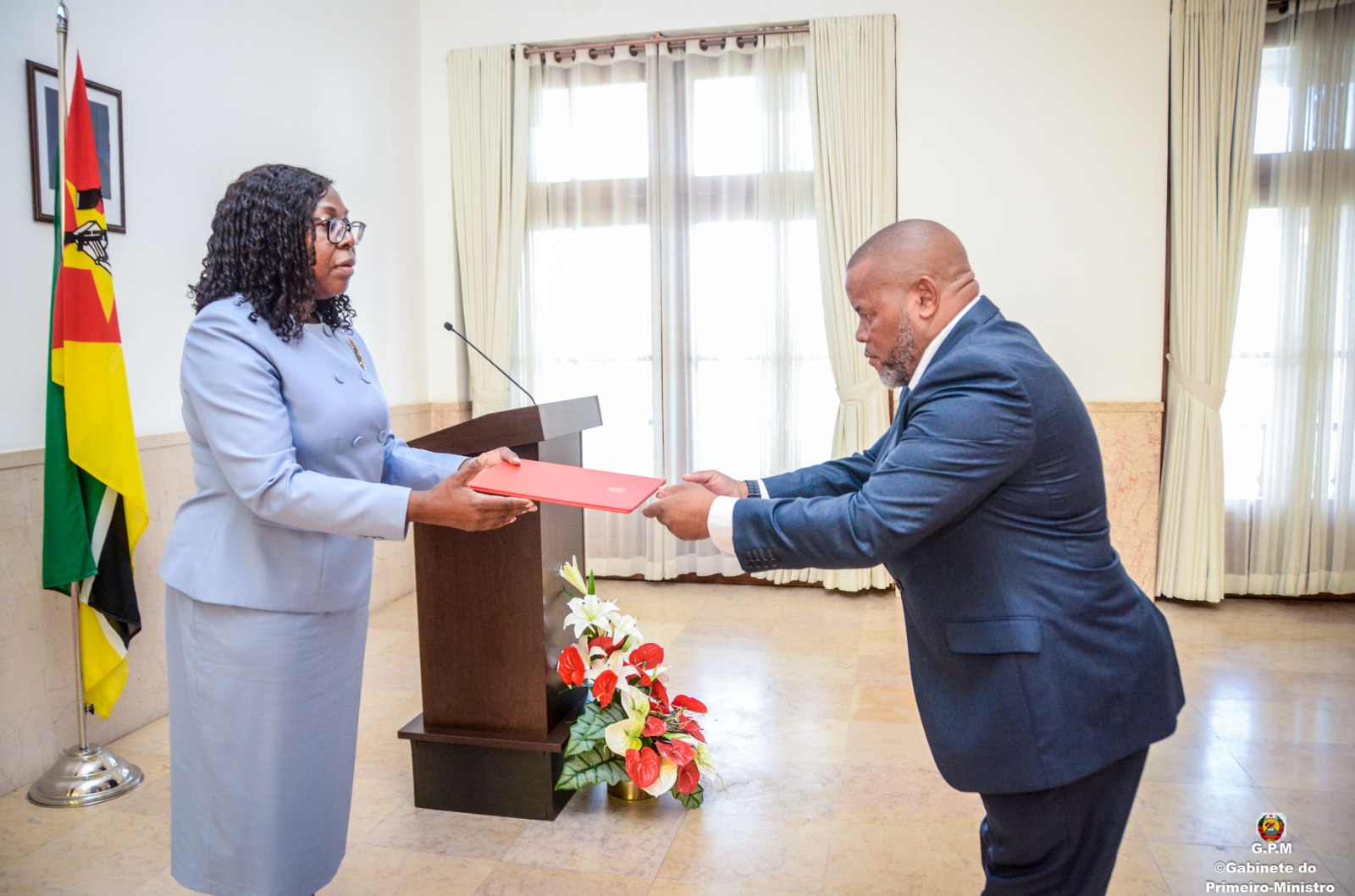 Primeira Ministra empossa Mário Albino como novo PCA da Rádio Moçambique