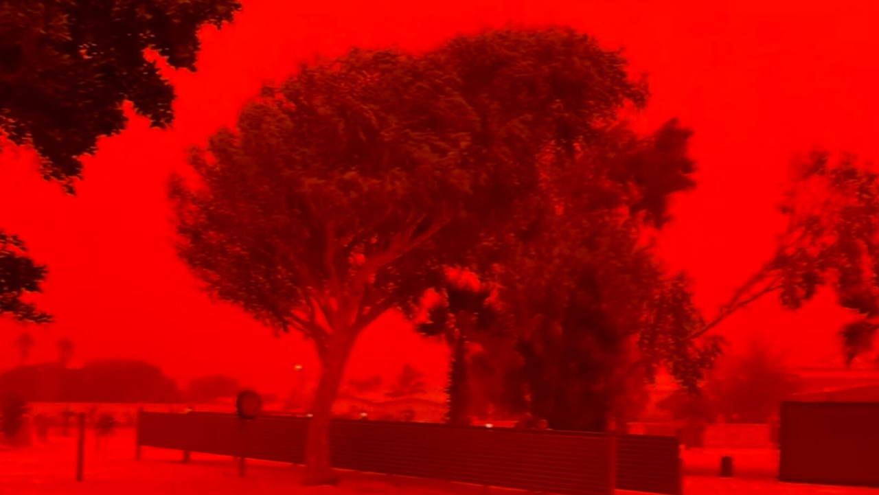 “Céu” na Austrália fica avermelhado durante passagem de ciclone tropical