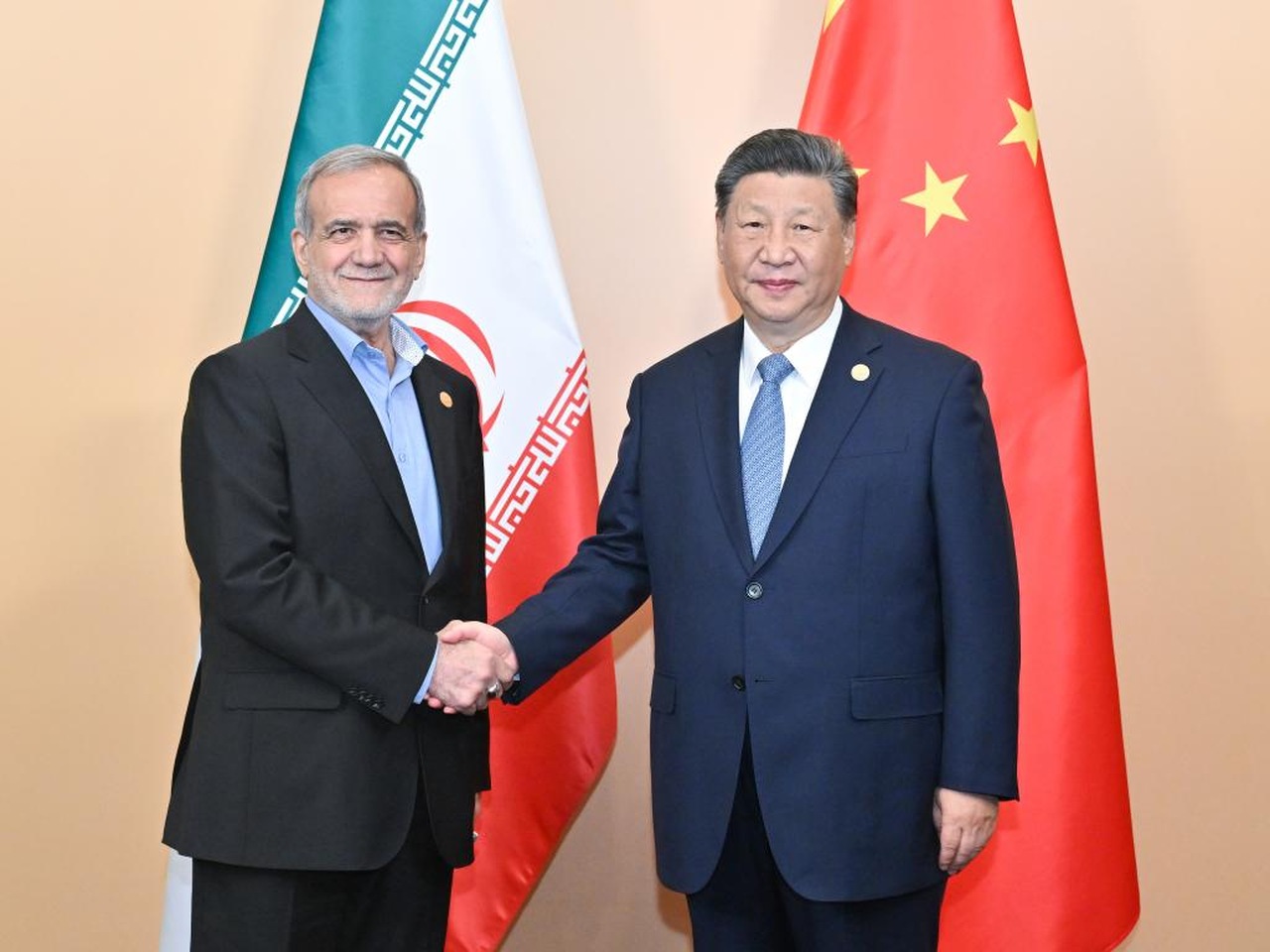 China negocia com Irão a passagem segura de combustível pelo