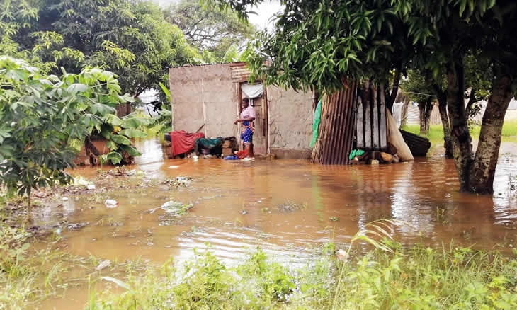 Chuvas isolam mais de 15 mil pessoas em comunidades de