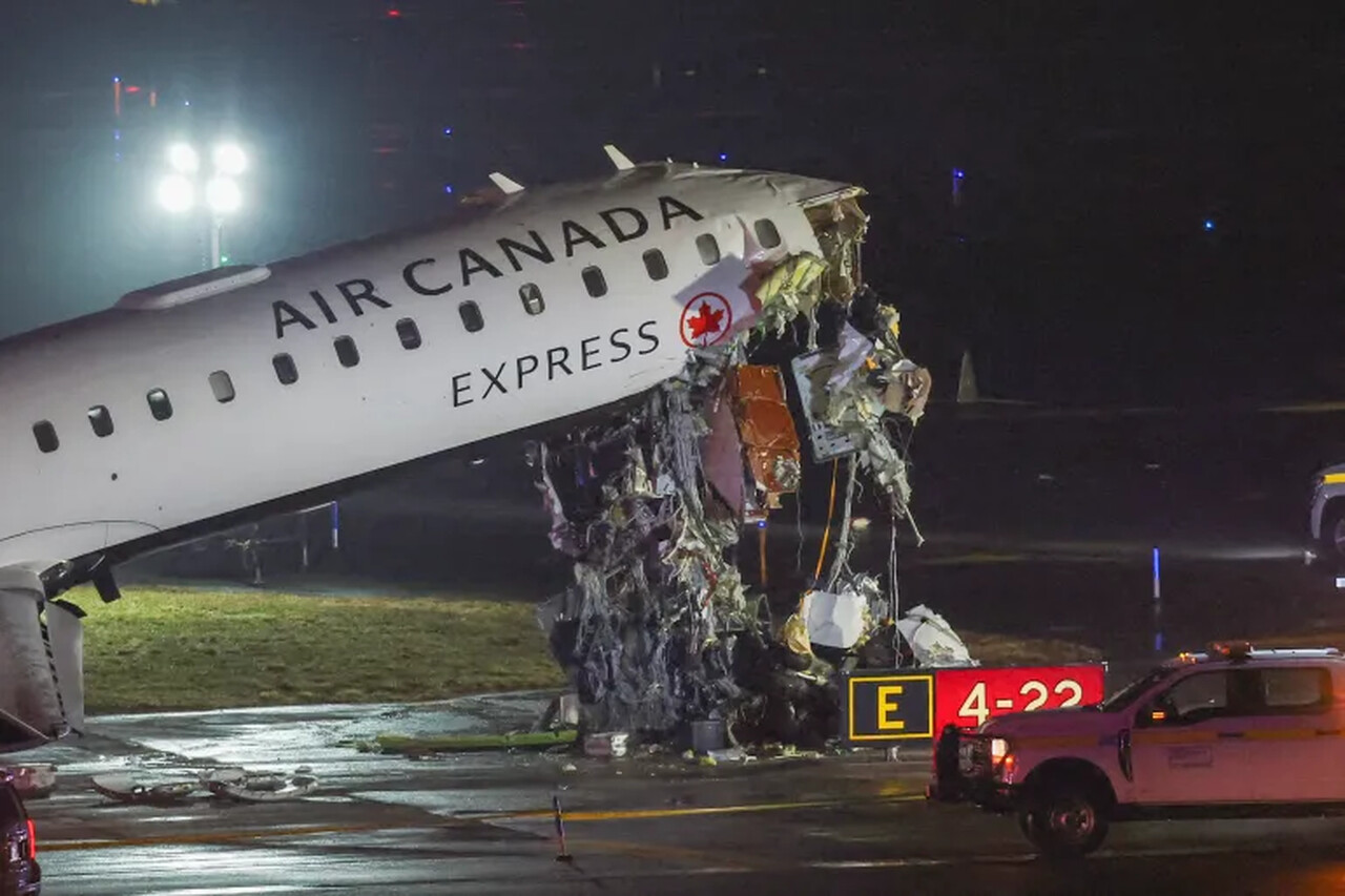 Dois mortos após colisão entre avião e camião de bombeiros