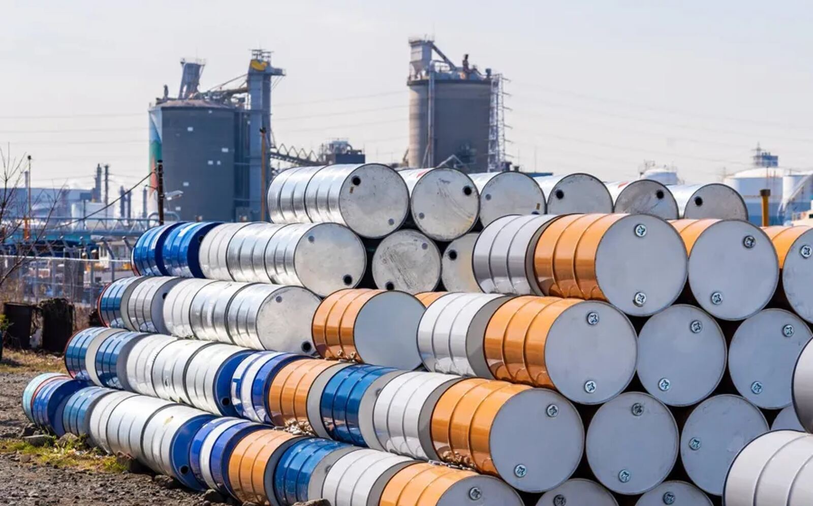 EUA autoriza temporariamente venda de petróleo russo devido a subida