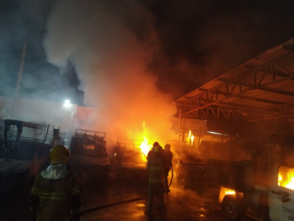 Incêndio de grandes proporções destrói armazém da EDM na Machava