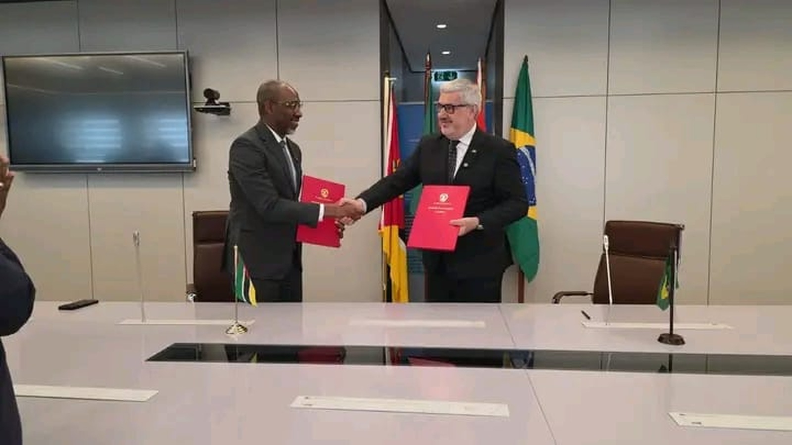 Moçambique e Brasil reforçam cooperação na aviação civil com foco