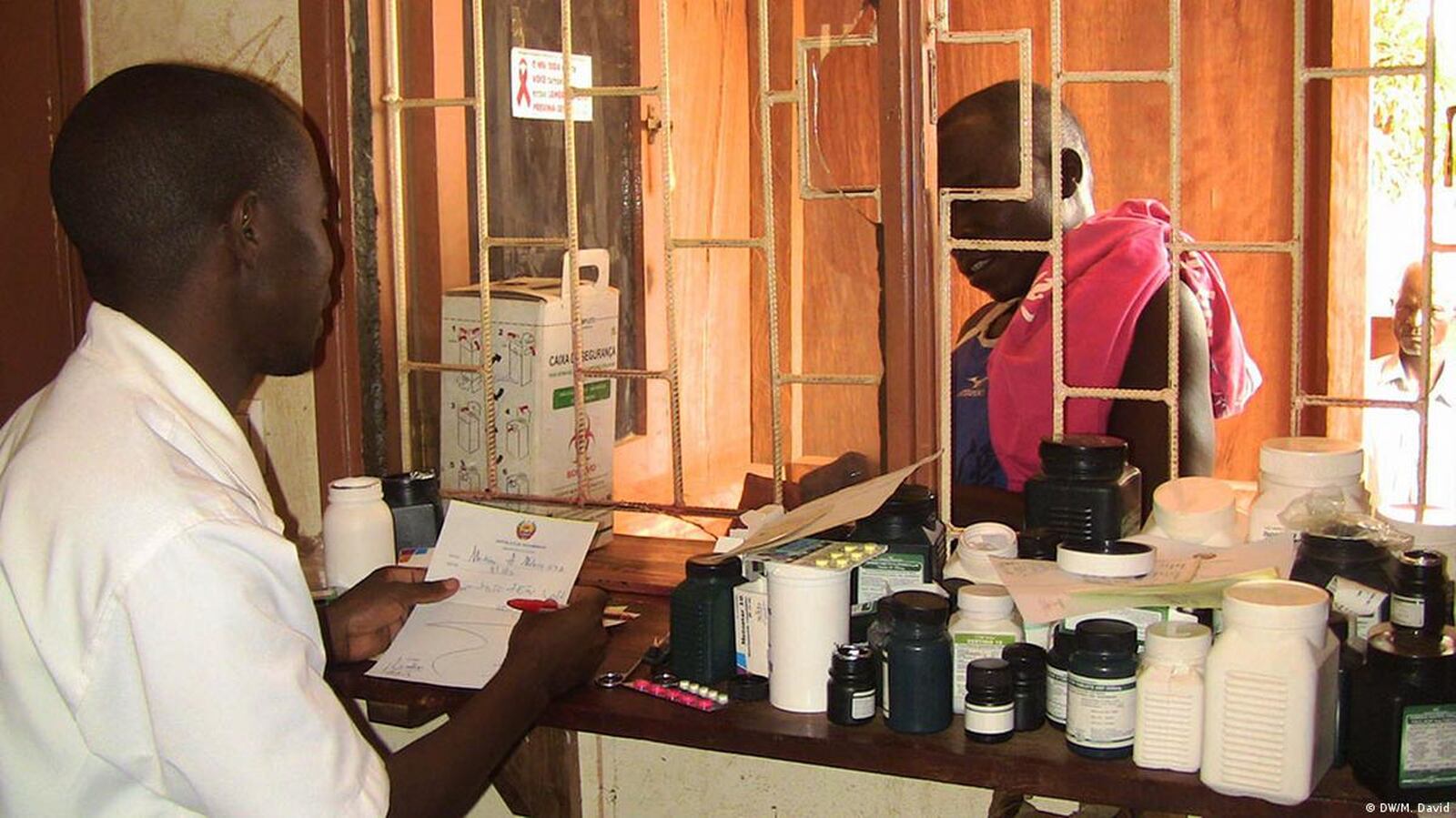 Profissionais de saúde denunciam falta de medicamentos e agravam tensão