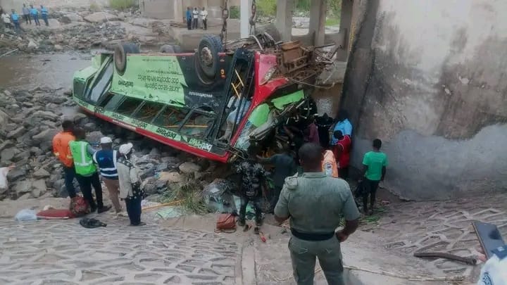 Seis mortos e 27 feridos em despiste na ponte sobre