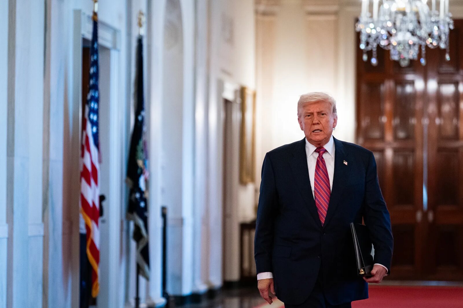 Trump vai suspender algumas sanções sobre petróleo de forma a