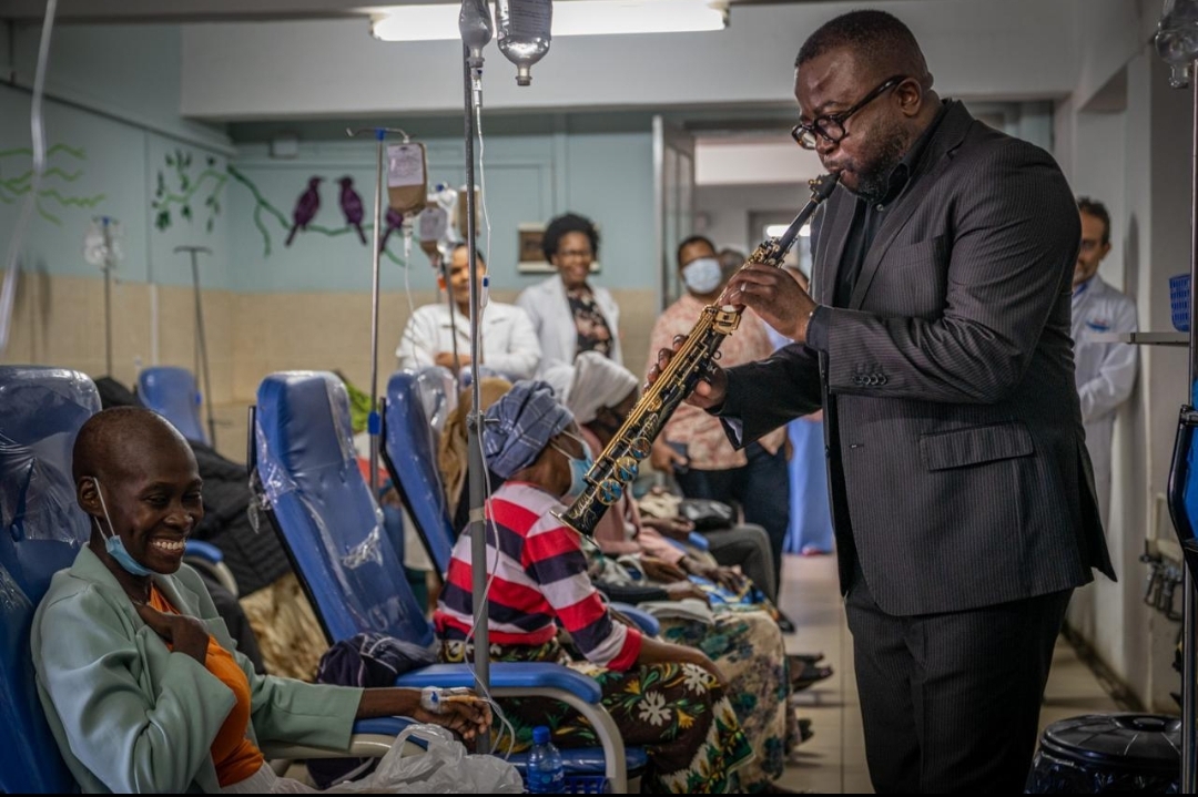 Chonguiça celebra Dia do Jazz com concerto para paciente do