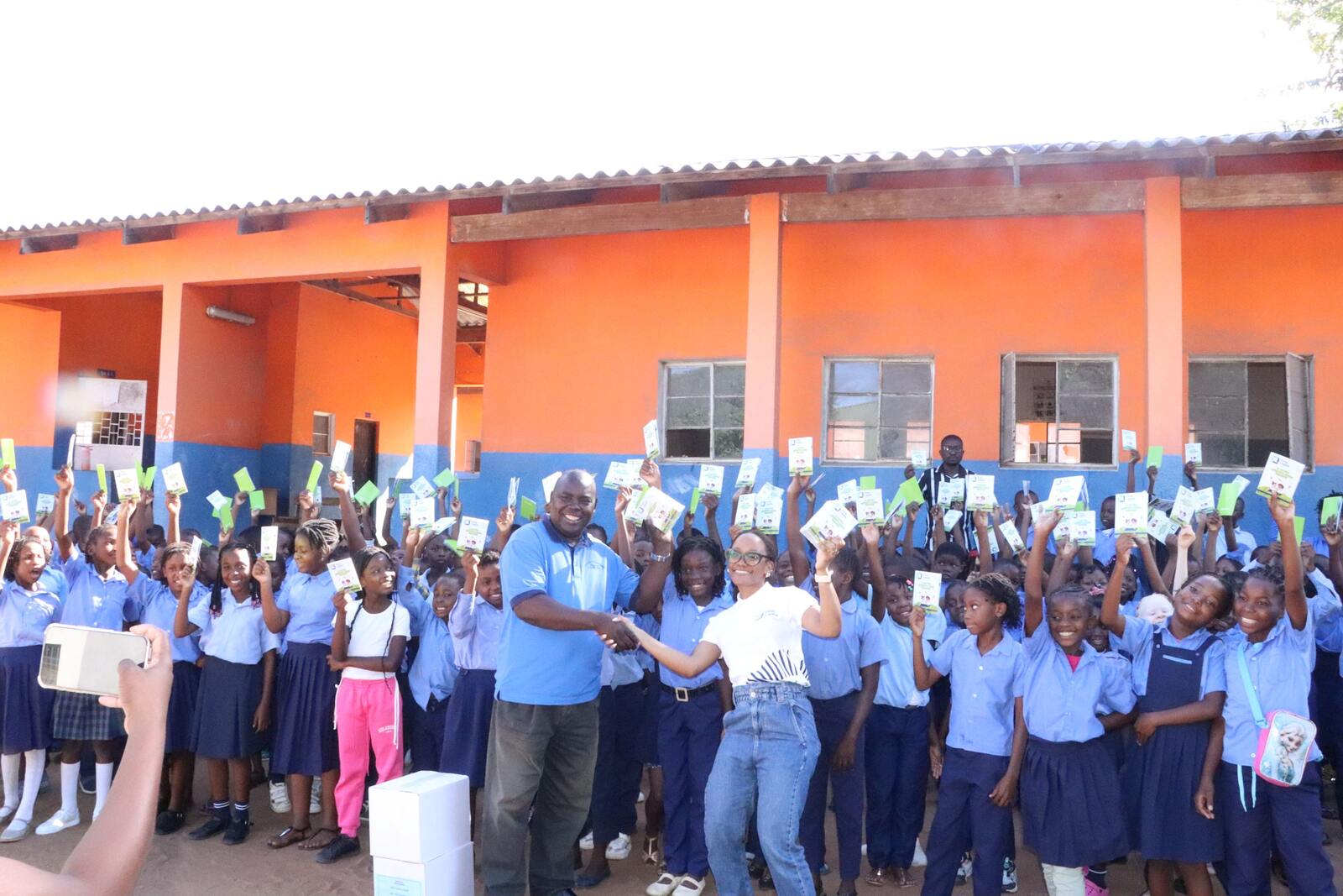 Maputo: First Capital Bank e Associação Pronwana doam livros de
