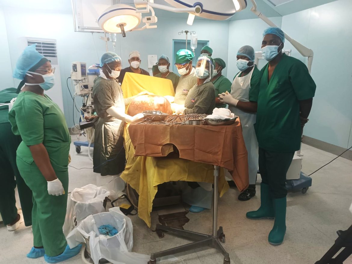 Médicos removem quisto de 20kg no ovário de adolescente