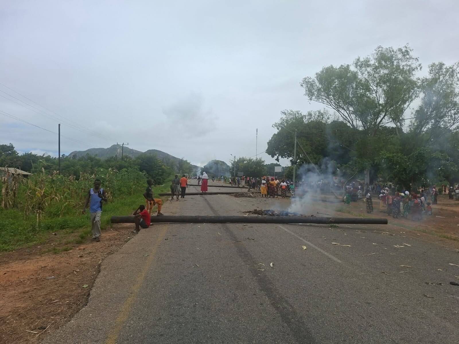 Nampula: Populares fecham estrada em protesto contra o incumprimento de