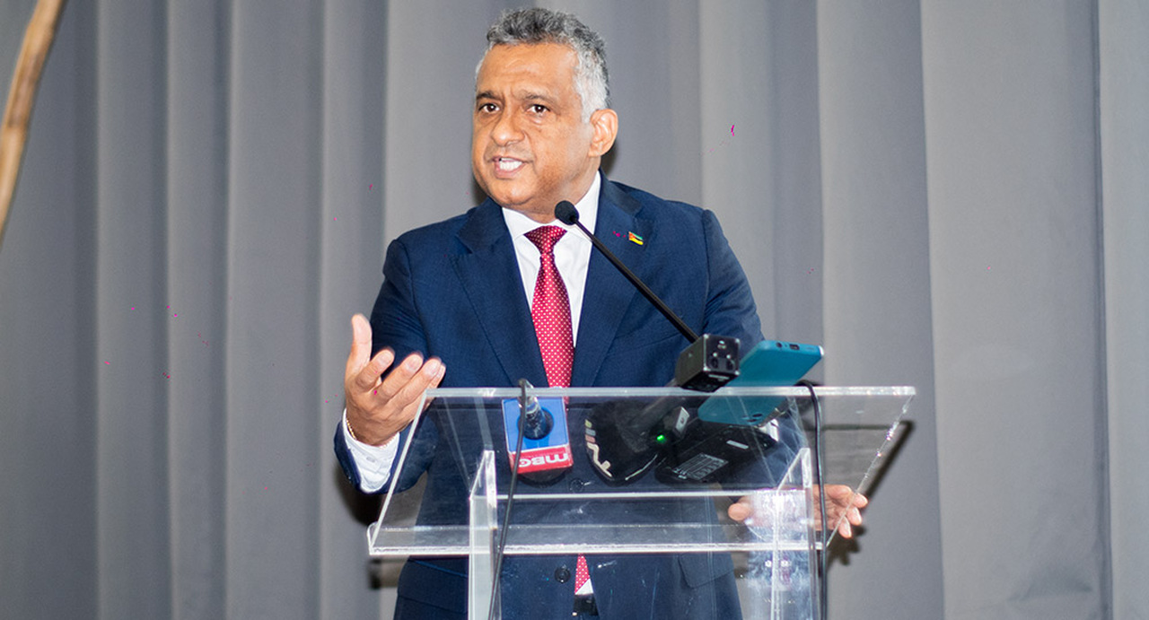 PR participa hoje do lançamento do livro "Repensar o Desenvolvimento