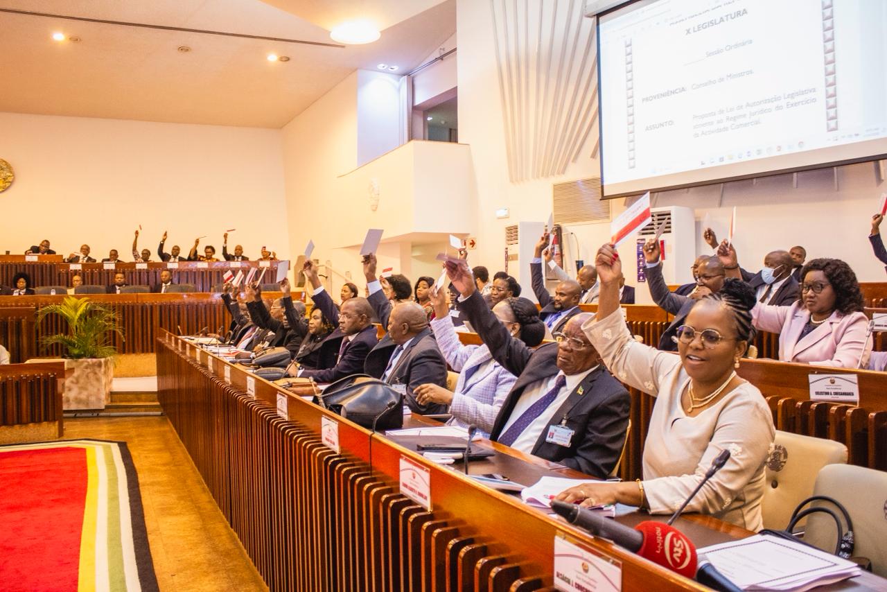Parlamento aprova nova Lei para ordenar comércio e serviços no