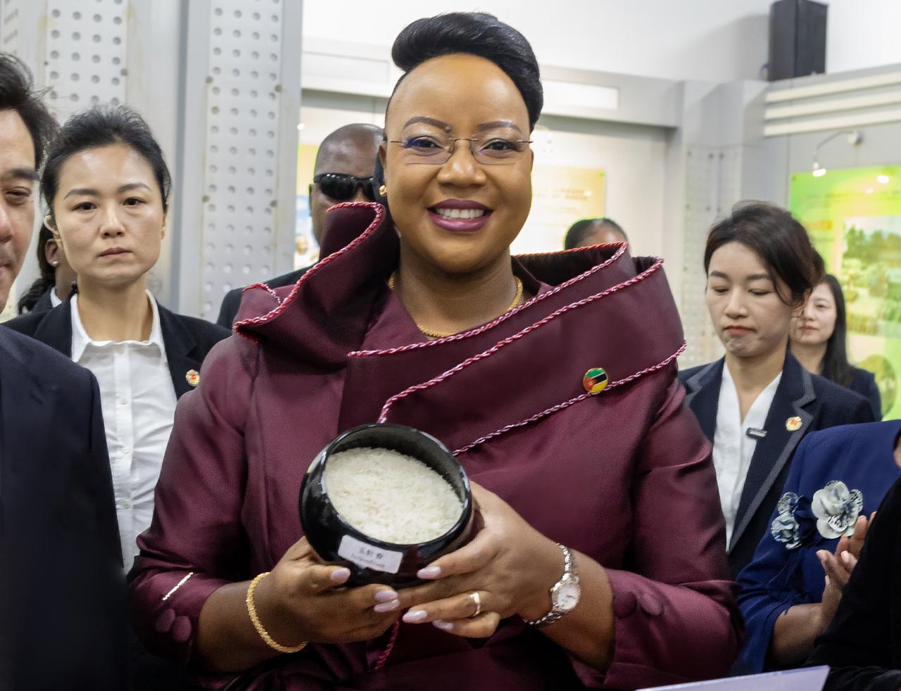 Primeira Dama destaca experiência chinesa para reforço da produção de arroz