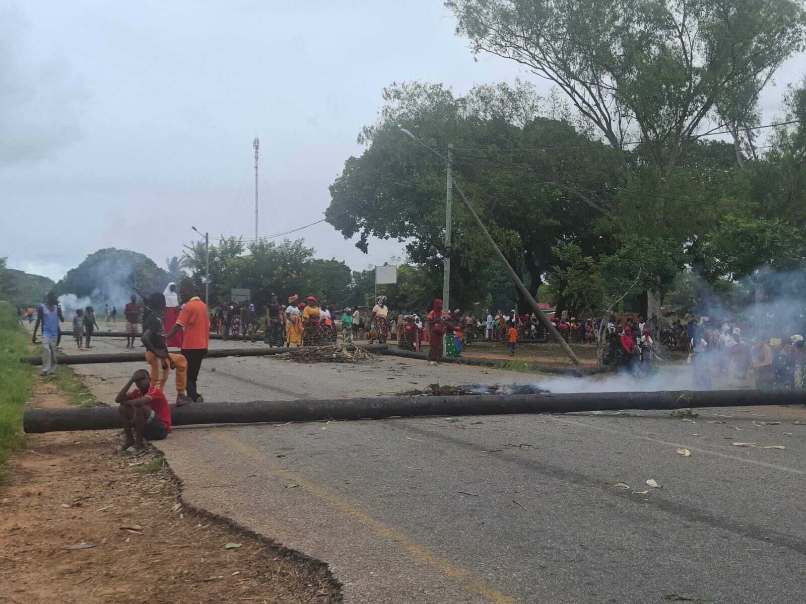 Protestos por capulanas fazem dois feridos e bloqueiam N1 em