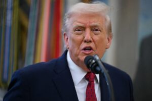 Trump diz que Irão não pode “chantagear” EUA