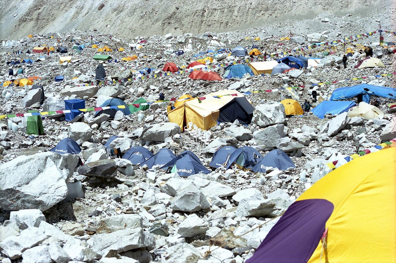 Turistas alegadamente envenenados no Everest expõem esquema milionário de fraude