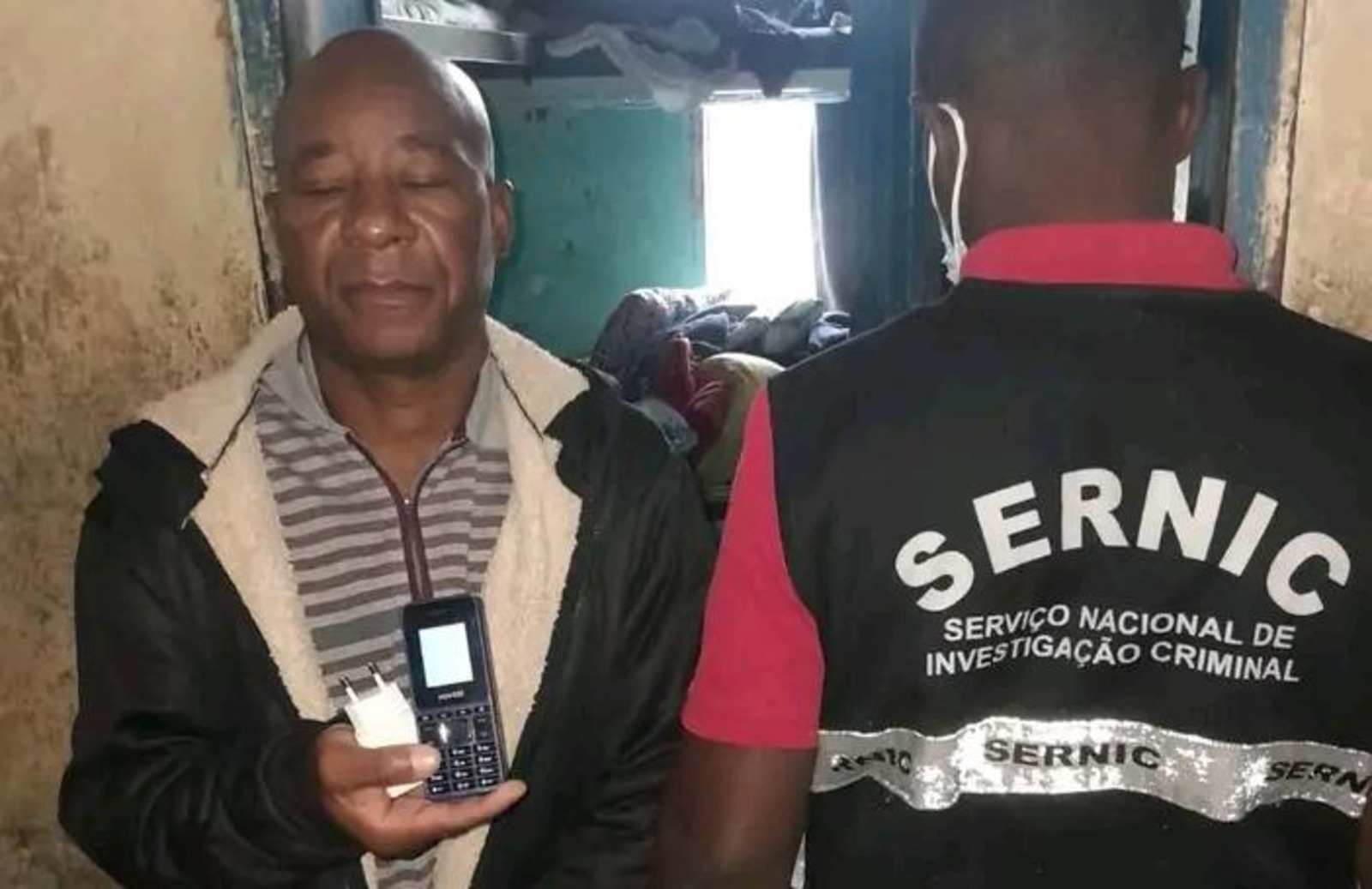 Agentes suspensos por facilitarem entrada de telemóveis na B.O