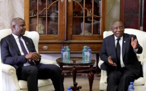 Num clima de xenofobia contra imigrantes, Ramaphosa convida Chapo para