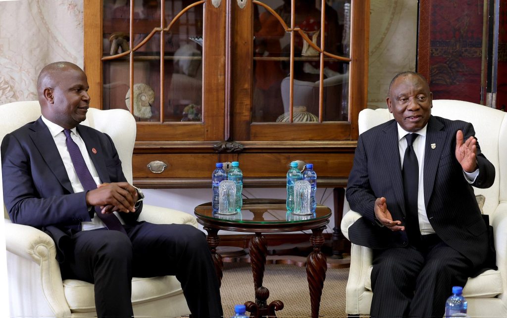 Num clima de xenofobia contra imigrantes, Ramaphosa convida Chapo para