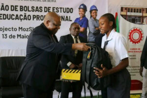 Secretário de estado de Sofala entrega 125 bolsas de estudo