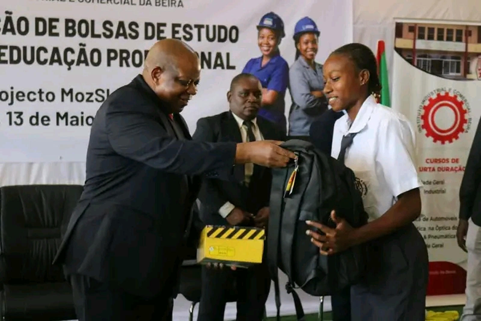 Secretário de estado de Sofala entrega 125 bolsas de estudo