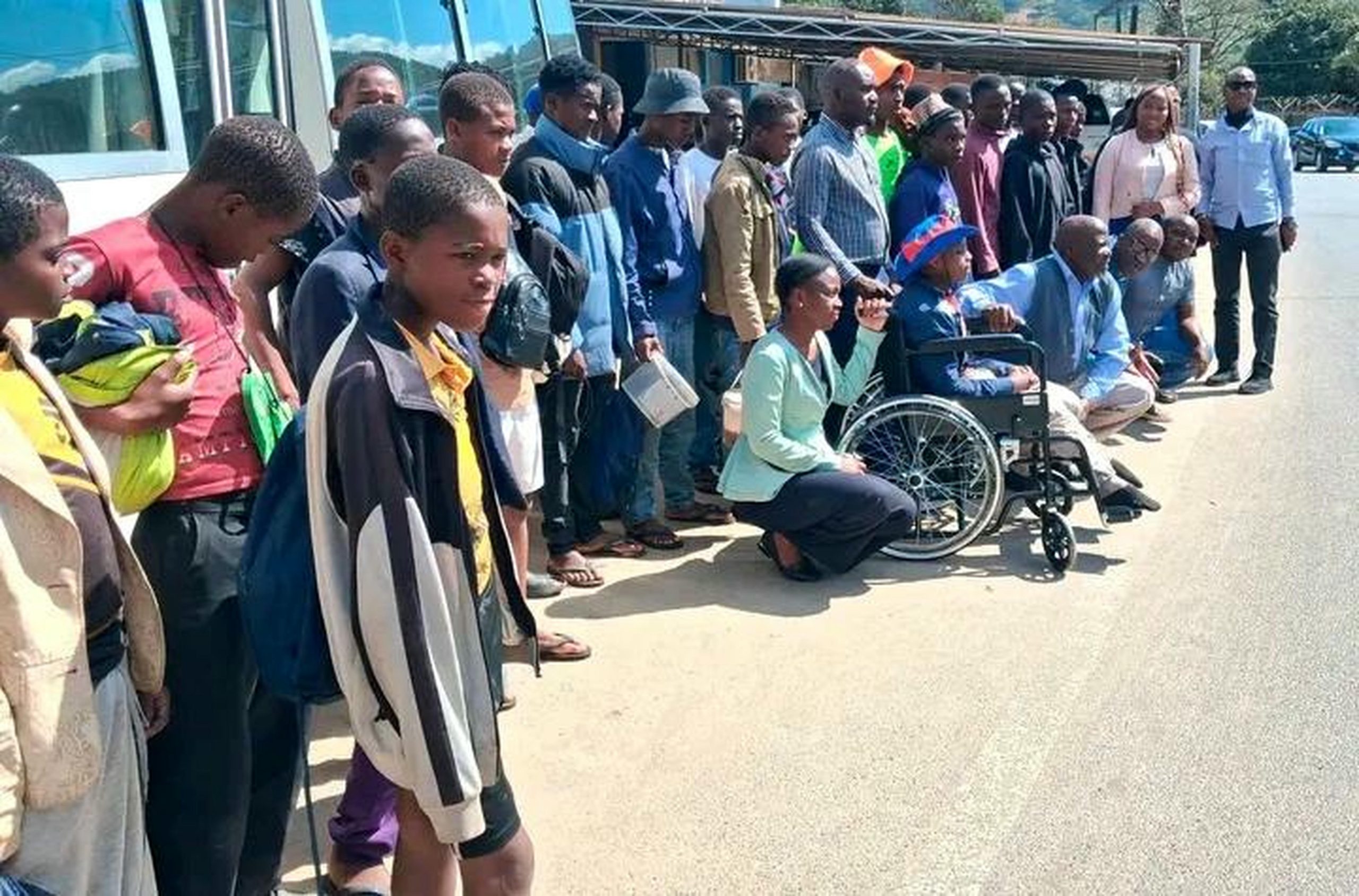 Zimbabwe deporta 29 moçambicanos ilegais entre os quais menores e