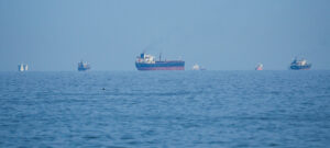 Após o anúncio de acordo de paz, navios de petróleo