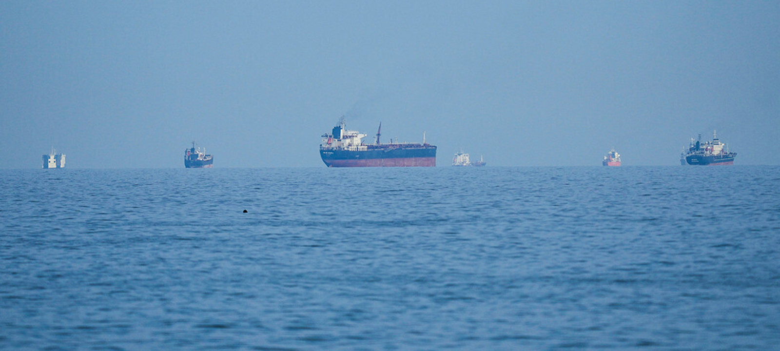 Após o anúncio de acordo de paz, navios de petróleo
