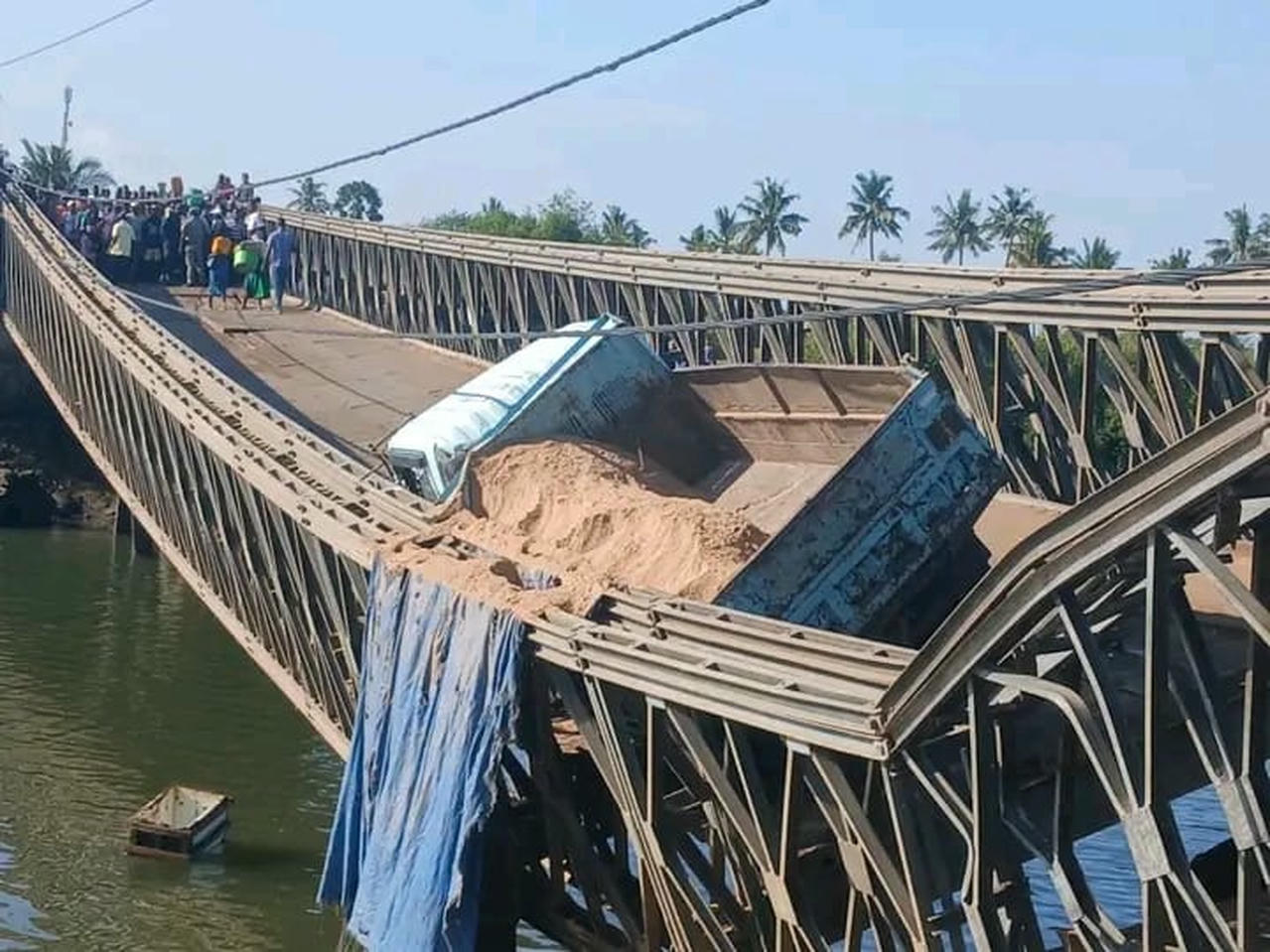 Bairro fica sem ligação rodoviária após queda dramática de ponte