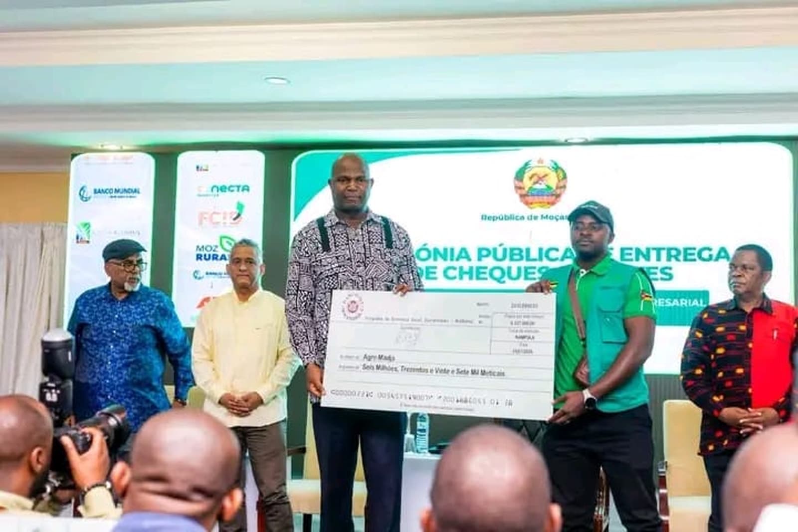 Chapo entrega cheques gigantes para alavancar pequenas e médias empresas