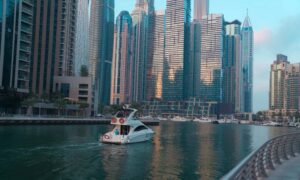 Dubai oferece dinheiro para moradores atraírem turistas após impacto de