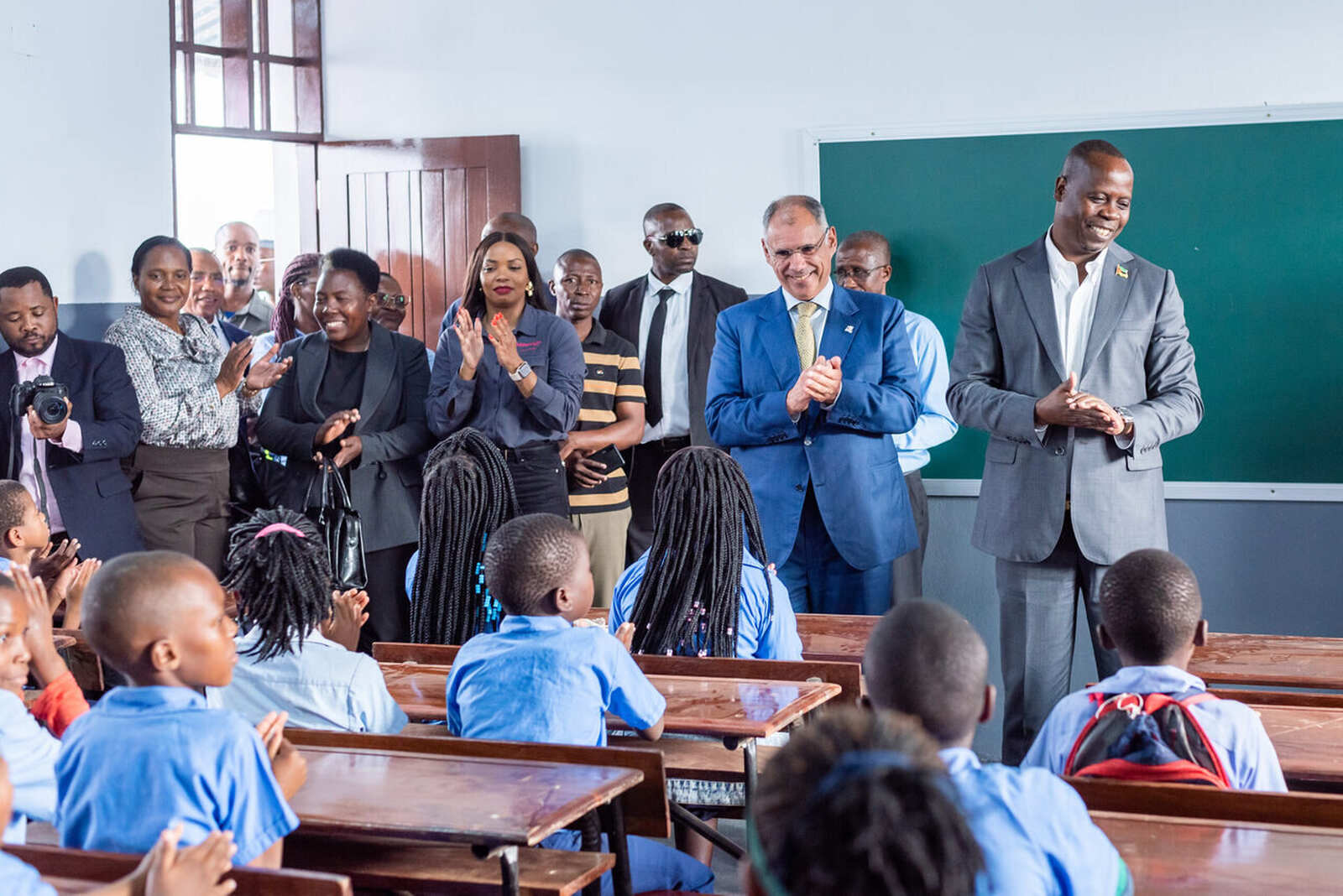 Maputo: Millennium bim oferece novas salas de aula e carteiras