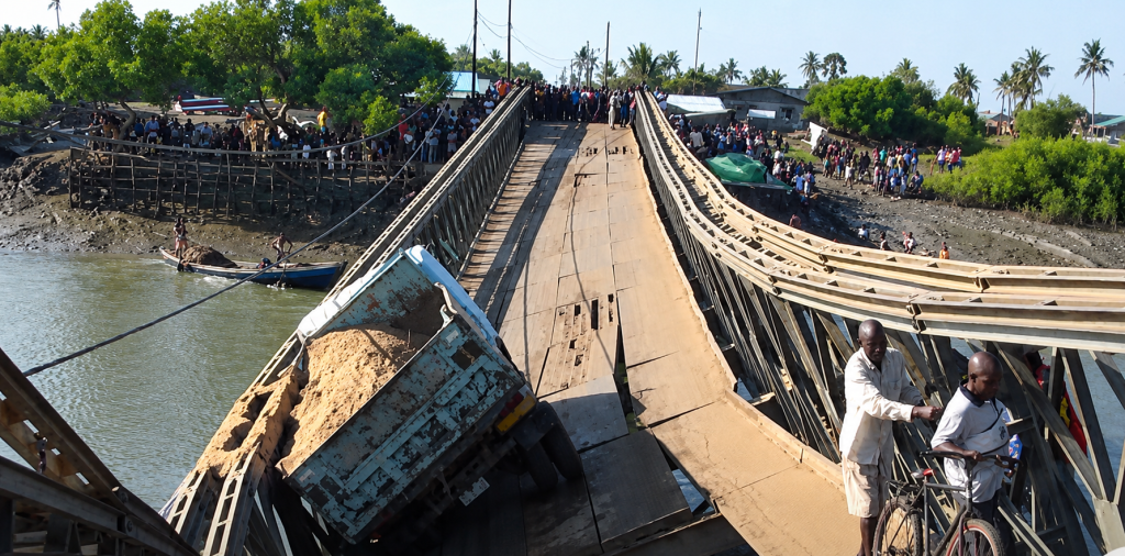 Queda de ponte corta ligação entre o bairro de Incídua