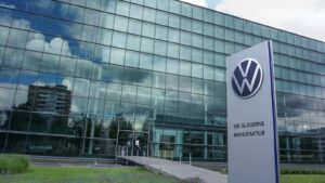 Volkswagen estuda demissão de mais 50 mil trabalhadores para enfrentar