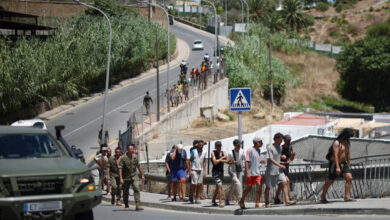 Centenas de migrantes interceptados perto da fronteira de Marrocos com Ceuta - O País