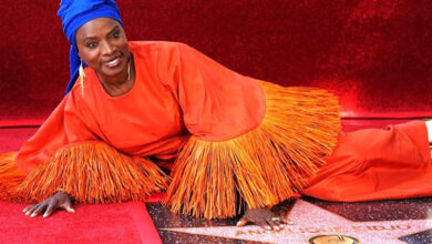 Angélique Kidjo faz história como primeira africana negra com estrela no Passeio da Fama de Hollywood - O País