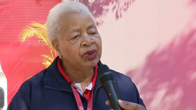 Graça Machel apela a uma “ligação profunda” com as massas para combater a pobreza - O País
