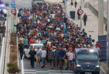 Confrontos entre polícia e manifestantes anti-imigração agravam tensão em Ceuta - O País