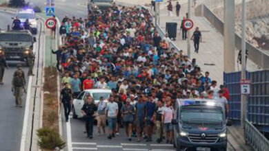 Confrontos entre polícia e manifestantes anti-imigração agravam tensão em Ceuta - O País