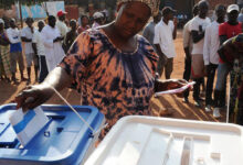 Guiné-Bissau vota em referendo que prevê reforço dos poderes presidenciais - O País